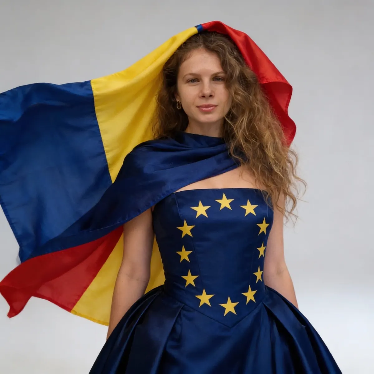 Roxana Cantea, într-o rochie cu motivul drapelului Uniunii Europene și un fular în culorile drapelului României