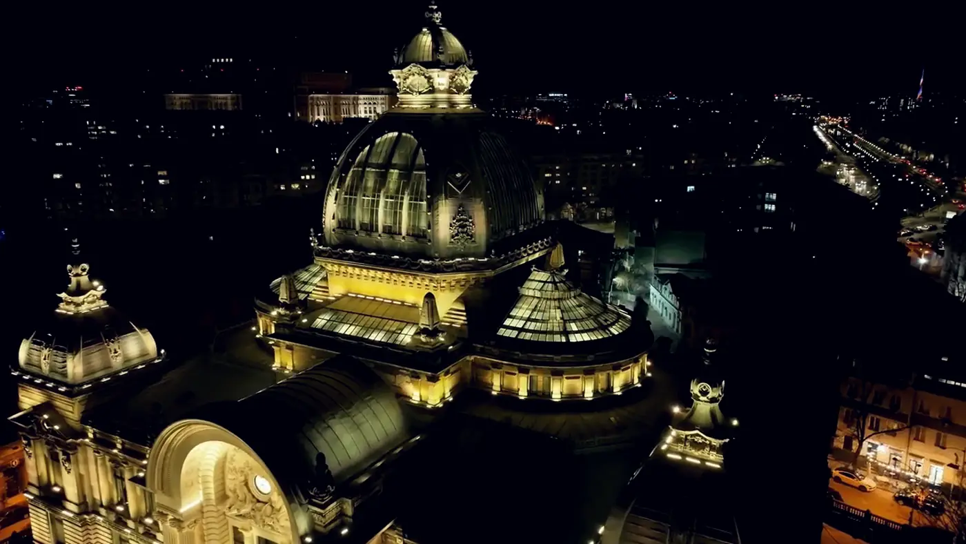 Cupola Palatului CEC din București, iluminată noaptea